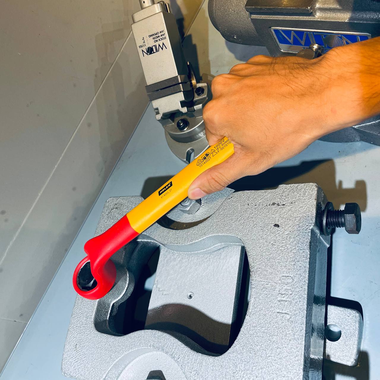 Cờ lê đầu vòng , cách điện 1000V Holex 27mm Cờ lê đầu vòng , cách điện 1000V Holex 27mm